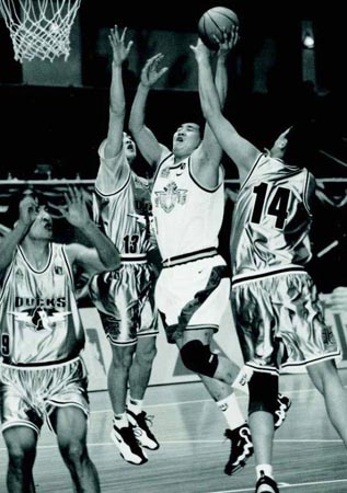 揭秘“在线视讯延迟”：那 0.5 秒的误差里藏着多少算法博弈？（半秒延迟藏了什么？在线视频背后的算法角逐）